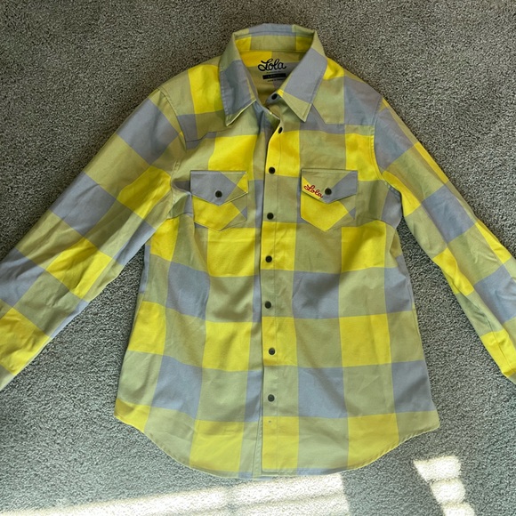Womens Large flannel. Amazing material just doesn’t fit. Runs small, worn once - Picture 1 of 1